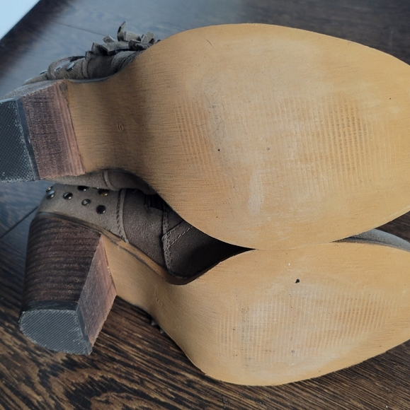 Beige Heeled Boot (Size 9) - Picture 2 of 4